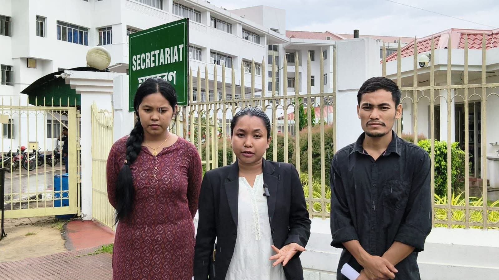 Delegation at the civil secretariat gate.